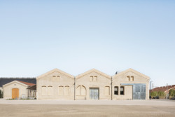 Původní fasáda budovy byla očištěna na nosné zdivo a znovu omítnuta vápennou maltou s příměsí drcené keramiky (Rekonstrukce bývalých železničních dílen; ASSEMBLE, Atelier Luma, BC Architects )