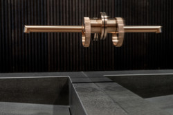 Pohled do koupelny (Interiér třípodlažního bytu v Praze od studia OOOX)