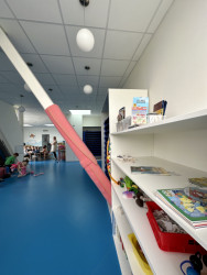 Za vším vidíme úraz. Nosník obalený molitanem