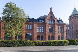 Býval to největší pivovar Evropy, ale pomalu chátral. Revitalizace areálu, vedená architektonickým studiem SRDK, však znovu aktivovala celé území. (SRDK Studio, Vratislavské pivovary)