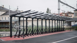 Přístřešek na kola ze série Tubo se stojany na kola IKS