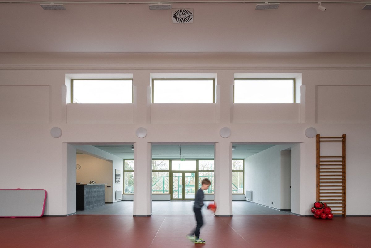 Sokolovna ve Veverských Knínicích, studio New Work