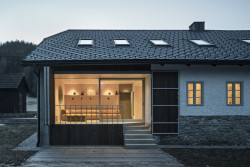 Chalupa se skládá ze dvou částí, z původní obytné hospodářské části a stodoly. (Rekonstrukce chalupy Borová Lada; Studio Plyš)