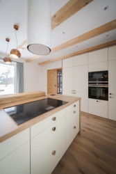 Stavení s červenou pumpou od DESTYL architekti