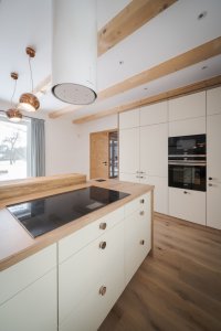 Stavení s červenou pumpou od DESTYL architekti