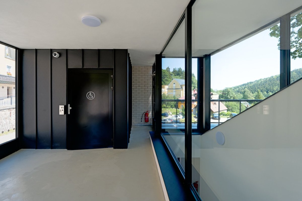 Architekti ze studia INK ARC jsou autory nápadité autobusové zastávky s toaletami v Janských Lázních