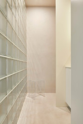 Rekonstrukce bytu v Praze-Nuslích, studio Collarch: I když je v uvnitř dispozice, proniká tak do ní denní světlo