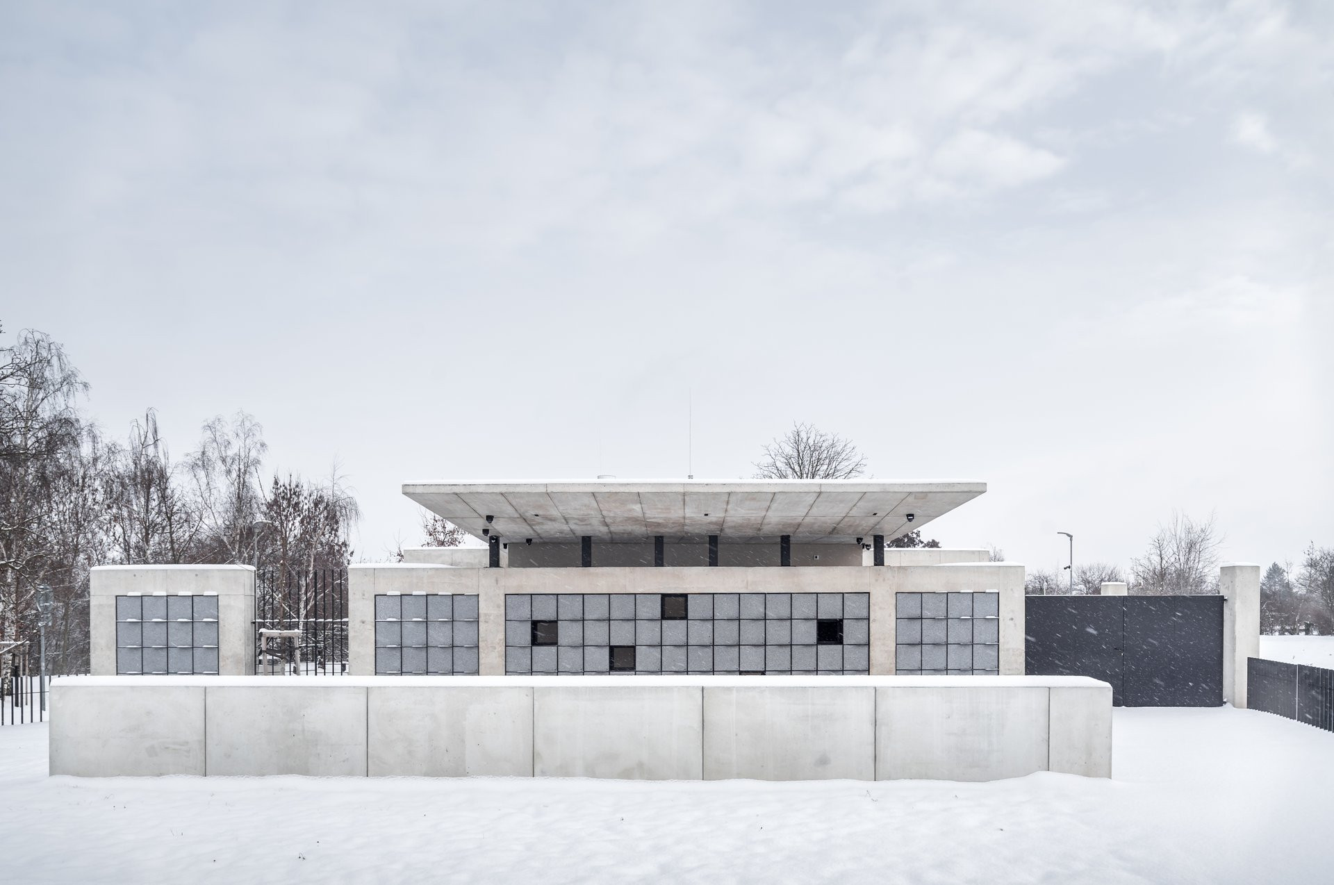 Nový hřbitov v Praze-Suchdole navrhli architekti jako geometrickou strukturu z betonu. OBJEKTOR ARCHITEKTI, realizace 2022