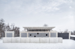 Nový hřbitov v Praze-Suchdole navrhli architekti jako geometrickou strukturu z betonu. OBJEKTOR ARCHITEKTI, realizace 2022