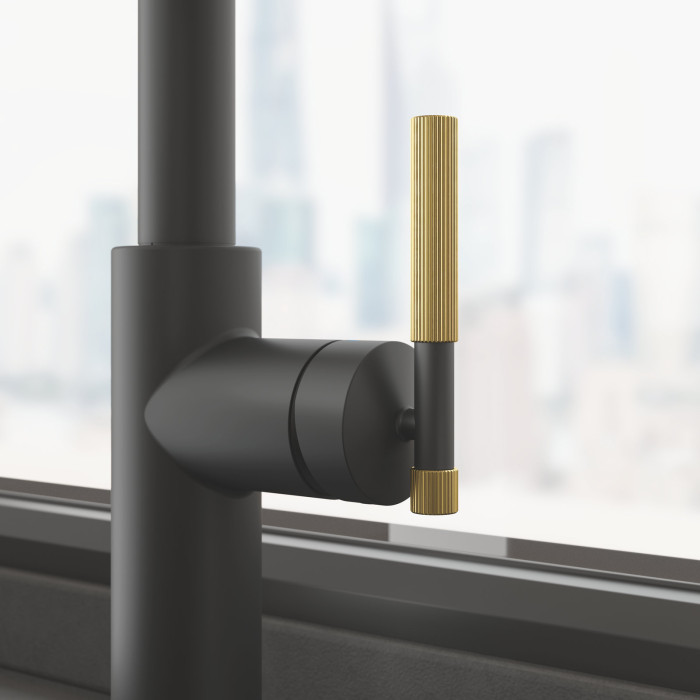 Kuchyňská baterie Maris Stripes - detail zlaté páčky