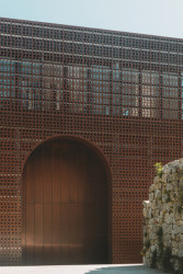 Mřížky jsou někde hustší a někde zase řidší, světelná režie je tak pestrá.