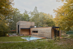 Dům je realizován jako dřevostavba z panelového systému Novatop. (Dům v Davli, 0,5 Studio)