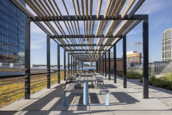 Piknikové stoly a sezení Rauster se nacházejí v blízkosti grilů, které si mohou zarezervovat lidé ze široké veřejnosti