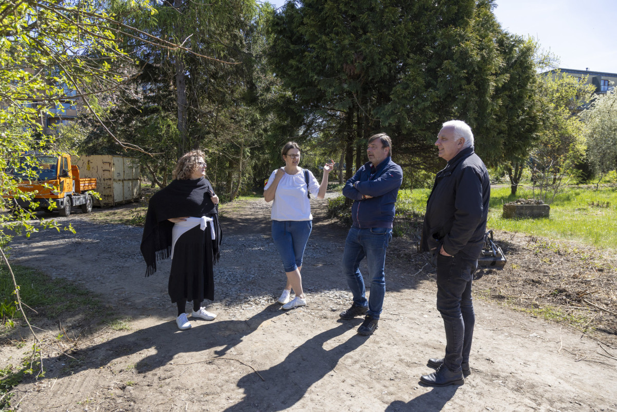 Na místě: zleva krajinářská architektka Lucie Vogelová a Kateřina Hunalová, která vedla proces proměny za pražský magistrát. (Proměna zahrádkářské kolonie na park v Praze; Terra Florida)