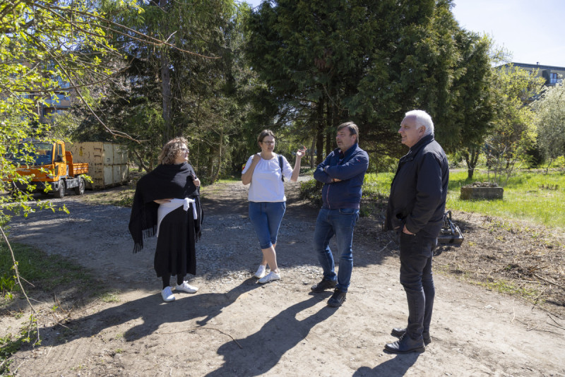 Na místě: zleva krajinářská architektka Lucie Vogelová a Kateřina Hunalová, která vedla proces proměny za pražský magistrát. (Proměna zahrádkářské kolonie na park v Praze; Terra Florida)