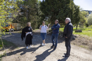 Na místě: zleva krajinářská architektka Lucie Vogelová a Kateřina Hunalová, která vedla proces proměny za pražský magistrát. (Proměna zahrádkářské kolonie na park v Praze; Terra Florida)