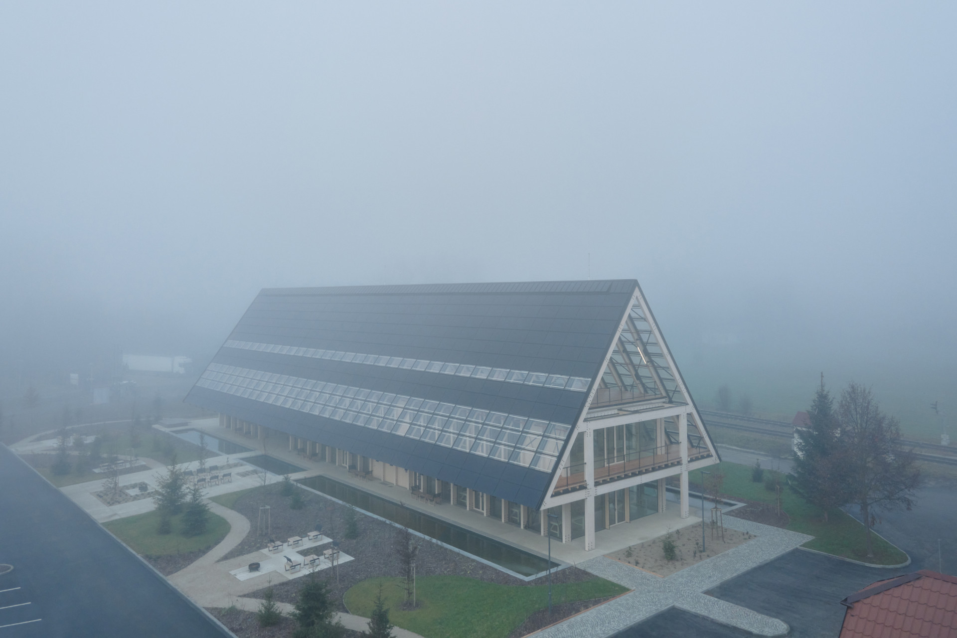 Sídlo Kloboucké lesní v Brumově-Bylnici od studia Mjölk