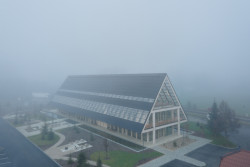 Sídlo Kloboucké lesní v Brumově-Bylnici od studia Mjölk