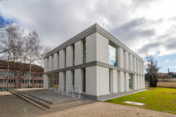 Díky nedávné přestavbě se z nich stala veřejná budova, funguje v ní Městská knihovna Chodov.