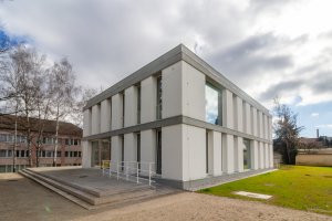 Díky nedávné přestavbě se z nich stala veřejná budova, funguje v ní Městská knihovna Chodov.