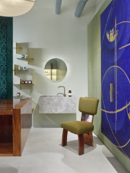 Showroom kosmetiky v Karlíně, P E T R I K + K O T R C & Nora Sopková: Kamenné umyvadlo schované za sloupem slouží k omývání během prodeje