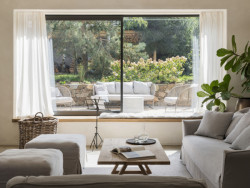 Celý interiér zútulňují nízké okenní parapety, které fungují jako pobytová okna a zároveň jako jeden velký schod do zahrady.