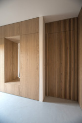 Skvadra architekti - Přestavba stavení v severních Čechách: Vstupní hala se skrytými dveřmi do jednotlivých částí domu