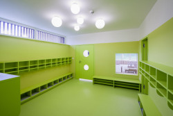 Nebo převlékáren - nositelem barvy je také vinyl, který dodala firma Forbo Flooring Systems. (Mateřská škola ve Fulneku od XTOPIX)