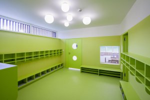 Nebo převlékáren - nositelem barvy je také vinyl, který dodala firma Forbo Flooring Systems. (Mateřská škola ve Fulneku od XTOPIX)
