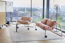 Designovou pohovku se:lab lze díky konstrukci na kolečkách snadno přemisťovat.