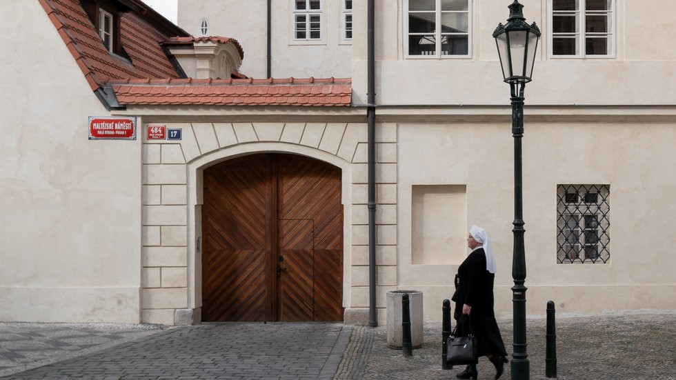 Malý Buquoyský palác na Malé Straně slouží jako ubytování pro  diplomaty ze sousední francouzské ambasády. Architektka mu vrátila podobu jako v baroku.  Ne však doslova, pracovala při tom i se současnými prvky. (Malý Buquoyský palác, collcoll)