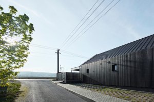 Drží od ulice trochu distanc - tak vzniklo místo na parkování. (Dům ve Vraném nad Vltavou, 0,5 Studio)