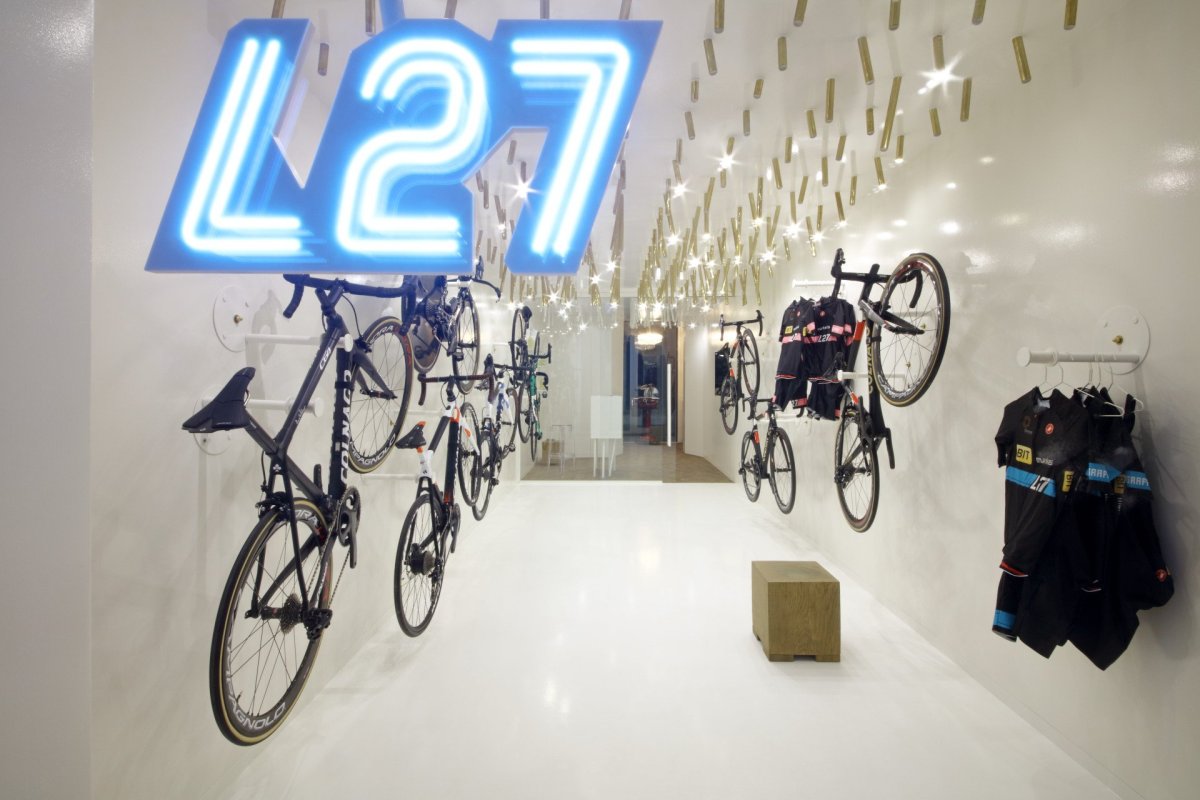 Cyklobutik L27, P6PA+Architects: V prémiovém cyklistickém obchodě v Praze se prodávají kola "s životopisem"