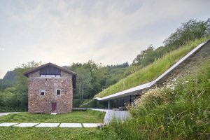 Rekonstrukce starého domu ve španělských horách doplněná o betonovou přístavbu, Jordi Hidalgo Tané&nbsp;© José Hevia