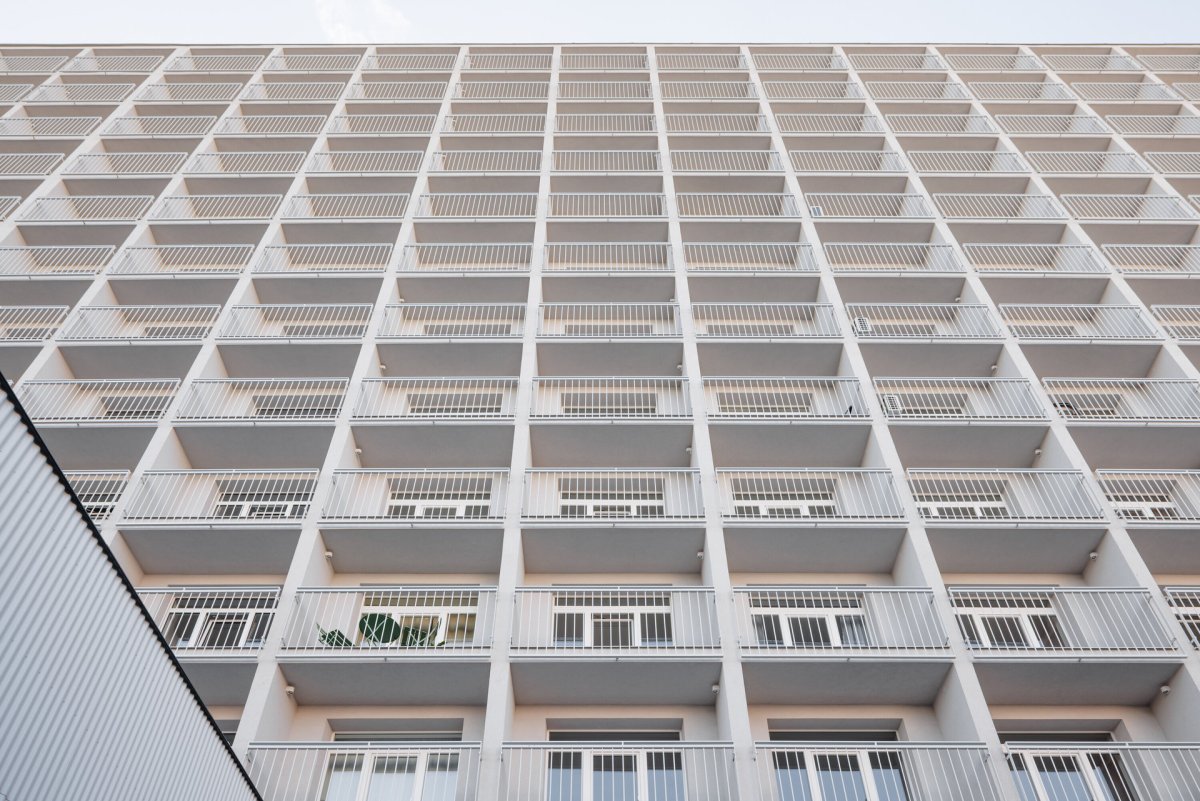 Rastr čtverců na fasádě, základní princip domu. (Rekonstrukce ubytovny v Košicích; Atrium Architekti)