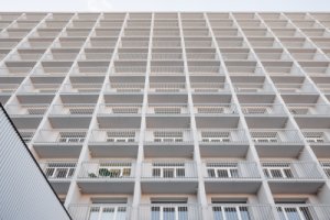 Rastr čtverců na fasádě, základní princip domu. (Rekonstrukce ubytovny v Košicích; Atrium Architekti)