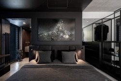 Ložnice je propojená se šatnou (Interiér třípodlažního bytu v Praze od studia OOOX)