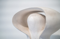 Karel Kronych, sádrový model k sochařsky pojednanému větracímu komínu s názvem Plastický objekt 315, realizovanému 1980 před hokejovou halou na výstavišti v Praze-Holešovicích