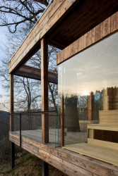 Velká okna otočená směrem k výhledu do údolí (Dům Medník, päivä architekti)