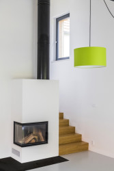 Rodinný dům v Písnici, daviddavidová architekti: Krb v hlavním obytném prosotru