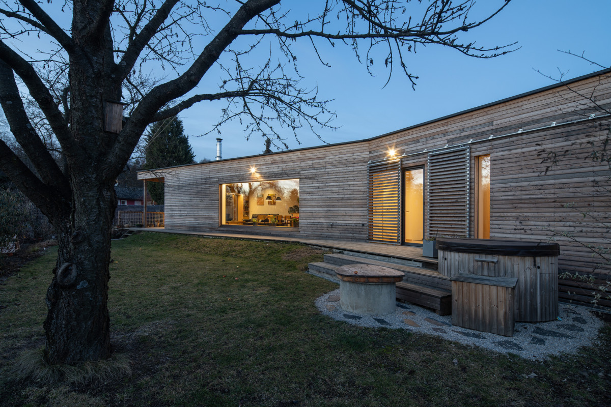 Harmonické souznění stavby a zahrady. (Dům na Hané; MOLO Architekti)