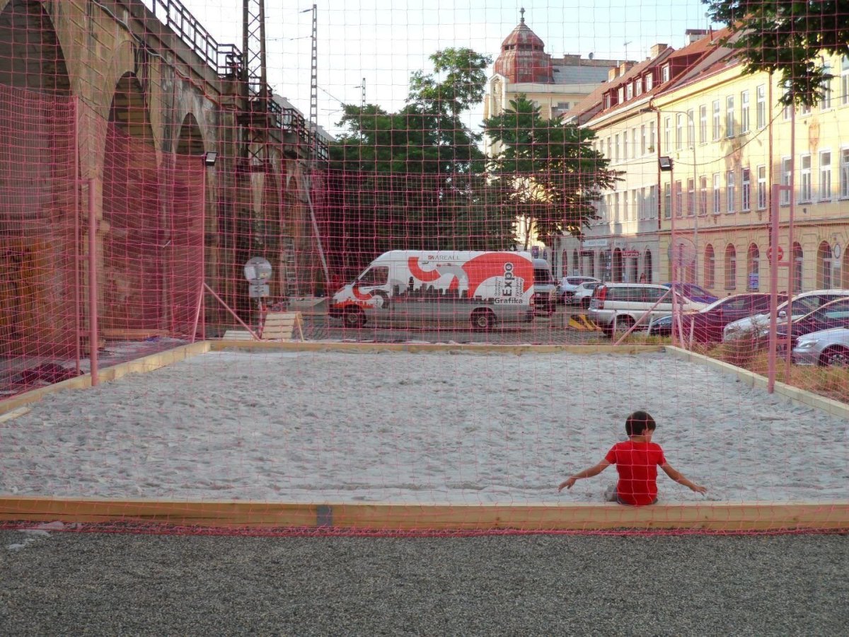 Léto pod Negrelliho viaduktem
