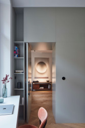 Důležitý moment je překvapivý motiv průhledů, který prostupuje celým bytem. 