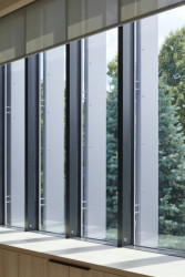 A před přehříváním je chrání lamely fasády. (Rozšíření Základní školy Duhovka v Praze, ra15)