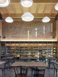 Tu podtrhuje i interiér, například valké lustry.  (Pelčák a partner architekti, rekonstrukce mlýna v Hruškách)