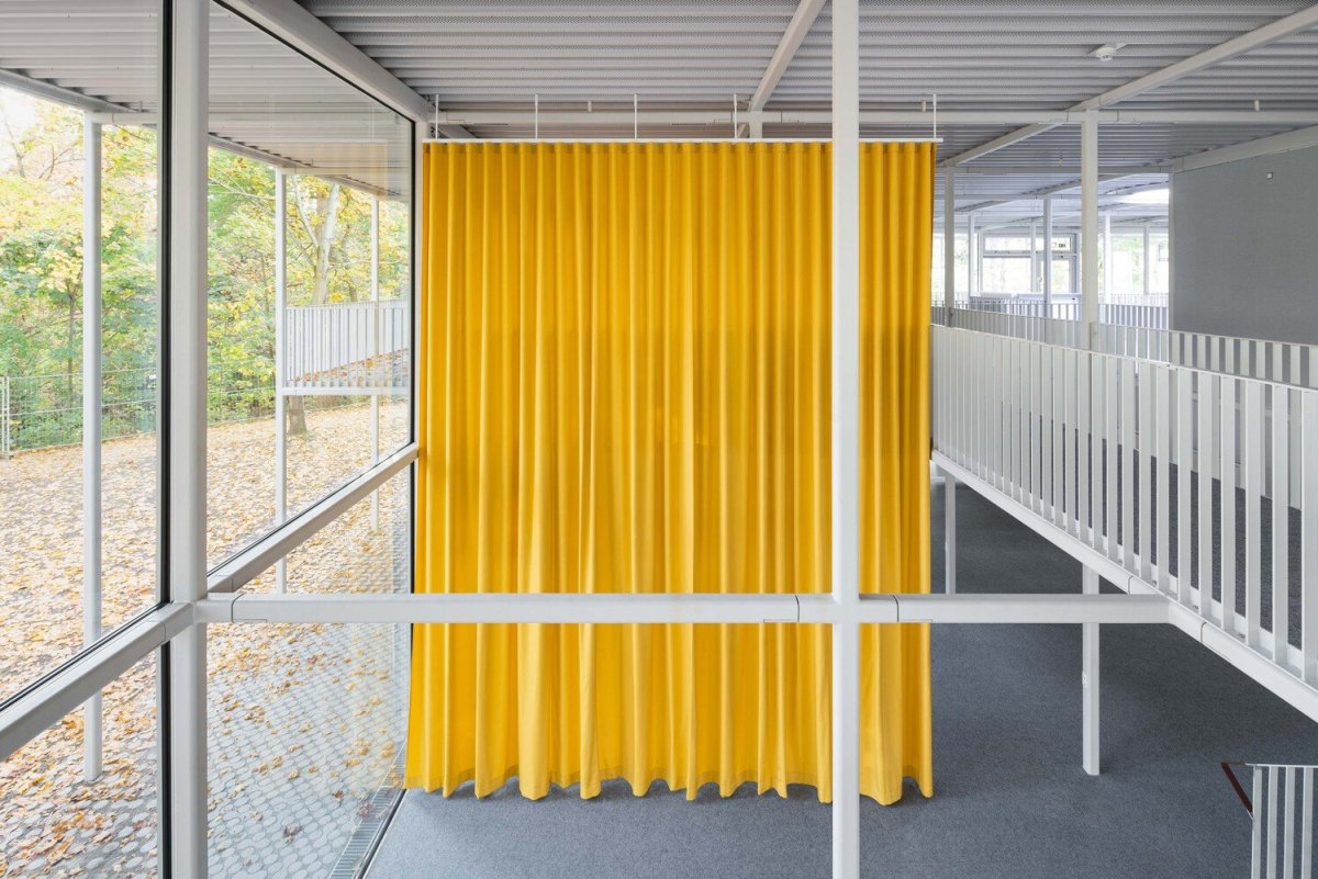 Uvnitř se ocitnete v obklopení prefabrikovaných plošin, mostů a schodů, které vytváří jádra cirkulačního prostoru. (Gustav Düsing & Max Hacke, Studijní pavilon)