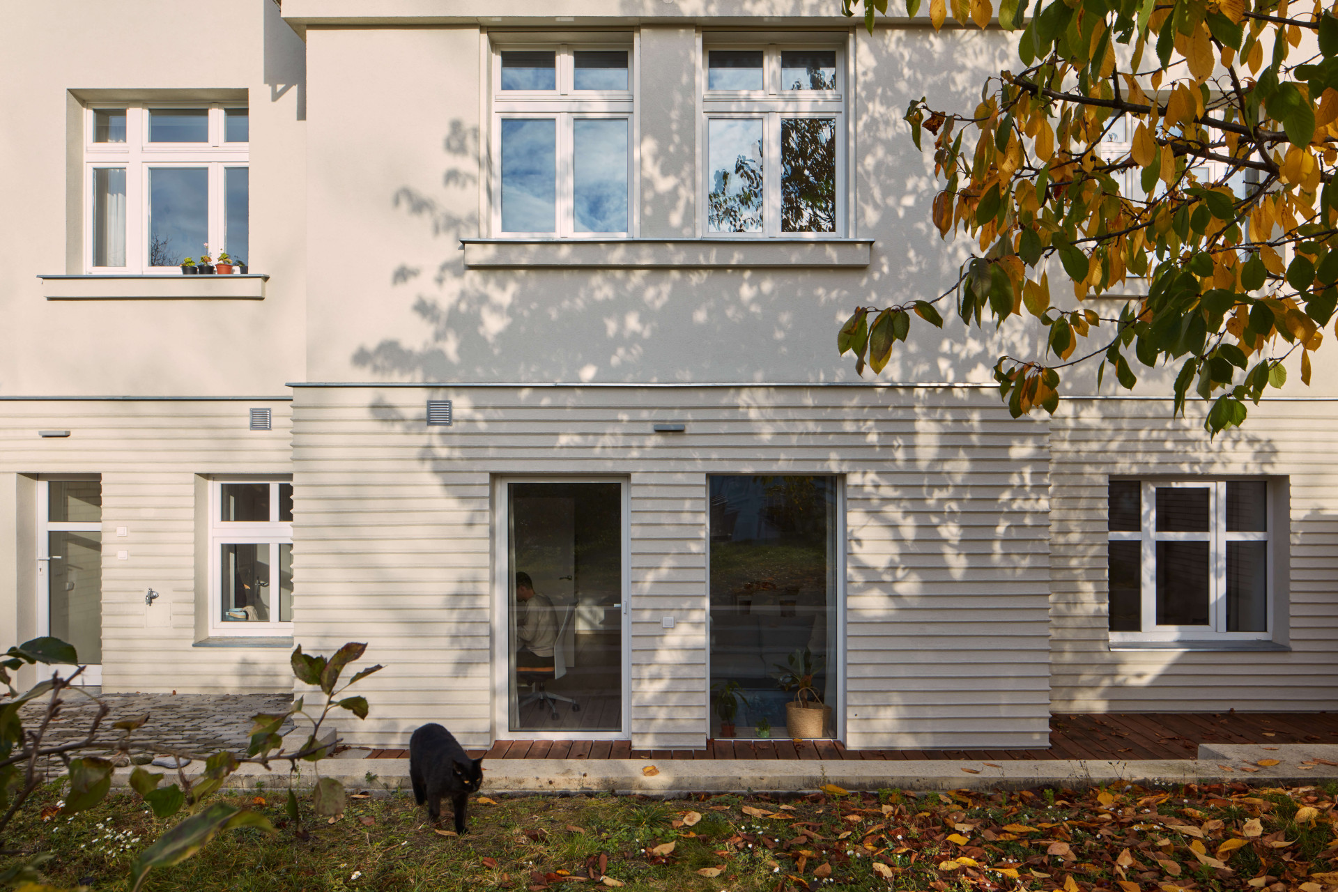 Nová terasa suterénního bytu v Praze od Matěje Šebka