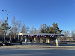 Vlastní zkušenost: "Stanice Bytí" - působí spíš jako pavilon než klasická zastávka. (Autobusová zastávka Umeå Universum, Rombout Frieling lab + RISE)