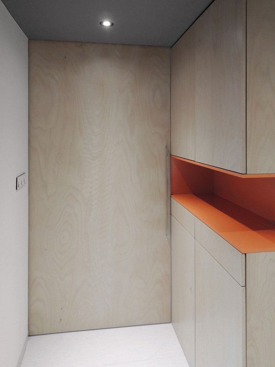 Chodbu je možné oddělit posuvným panelem, který zajíždí skrytě ze nábytek. Studio ČTYŘI STĚNY, Rekonstrukce bytu v Krči - foto