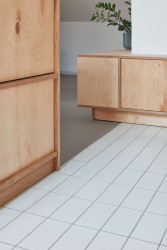 Architekt velmi detailně promyslel každý kousek bytu. Od podlahy přes obložení po nábytek. (Rekonstrukce podkrovního bytu, Matěj Šebek)